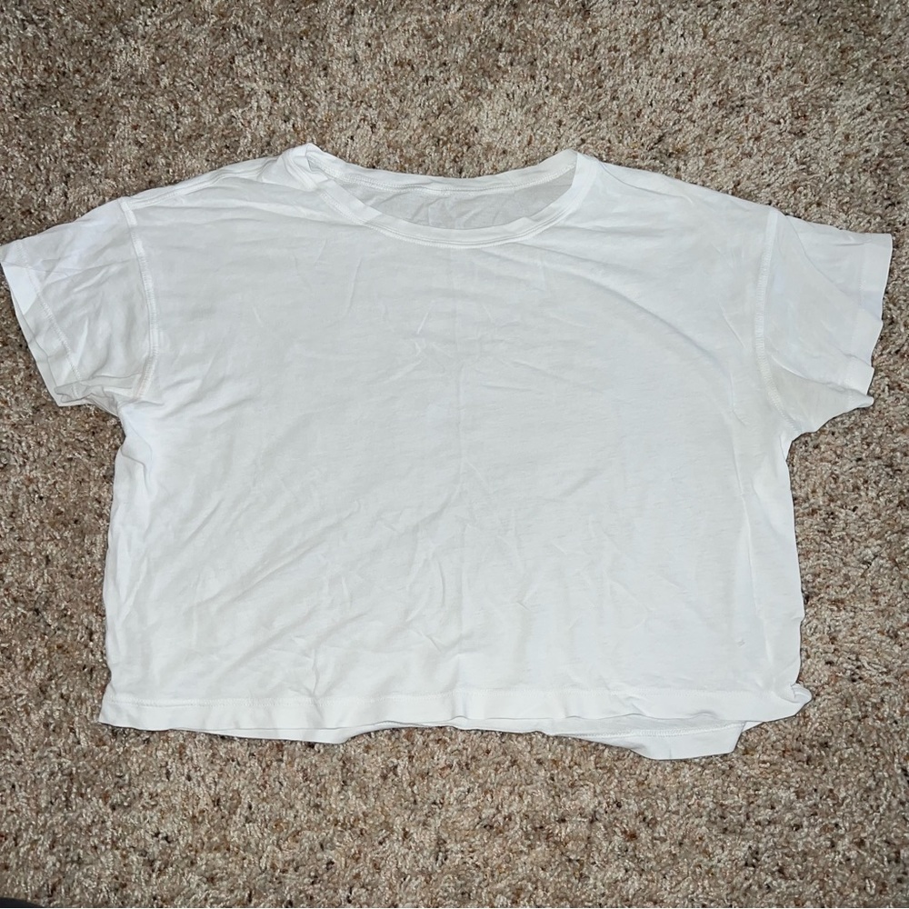 Cropped lululemon t-shirt